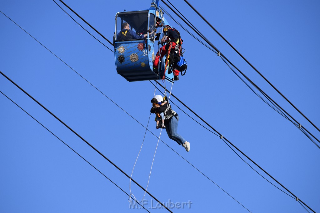 Koelner Seilbahn Gondel blieb haengen Koeln Linksrheinisch P417.JPG - Miklos Laubert